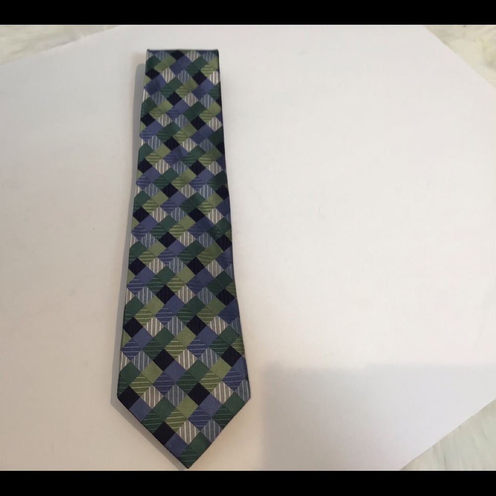 GEOFFREY BEENE 100% SILK TIE EUC